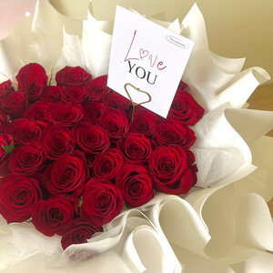 Love shape red roses 02